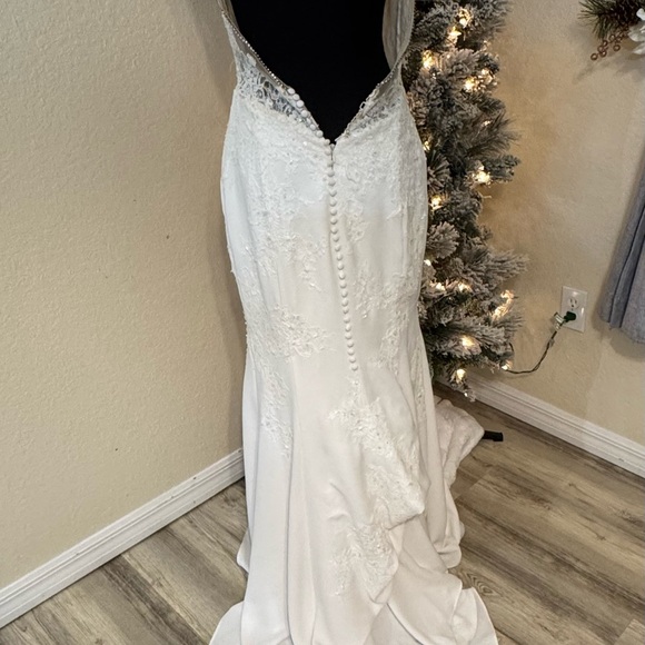 Blue By Enzoani Mermaid Style Ivory Wedding Dress - NEW Size 4 - Retails $4800 - Picture 11 of 16